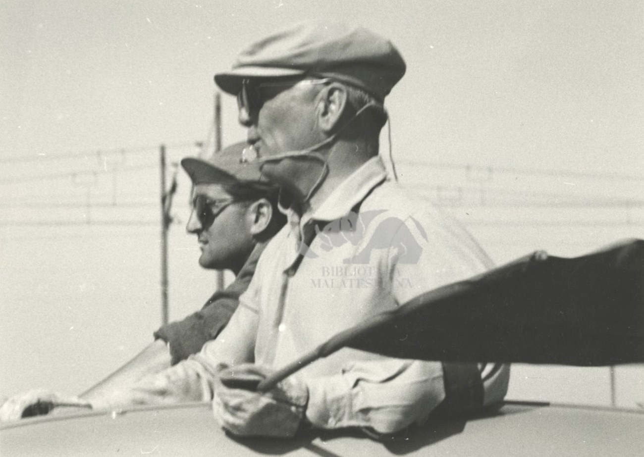 Giuseppe Ambrosini in piedi sull'auto durante una gara 1951-1960 circa. Foto C. Martini
