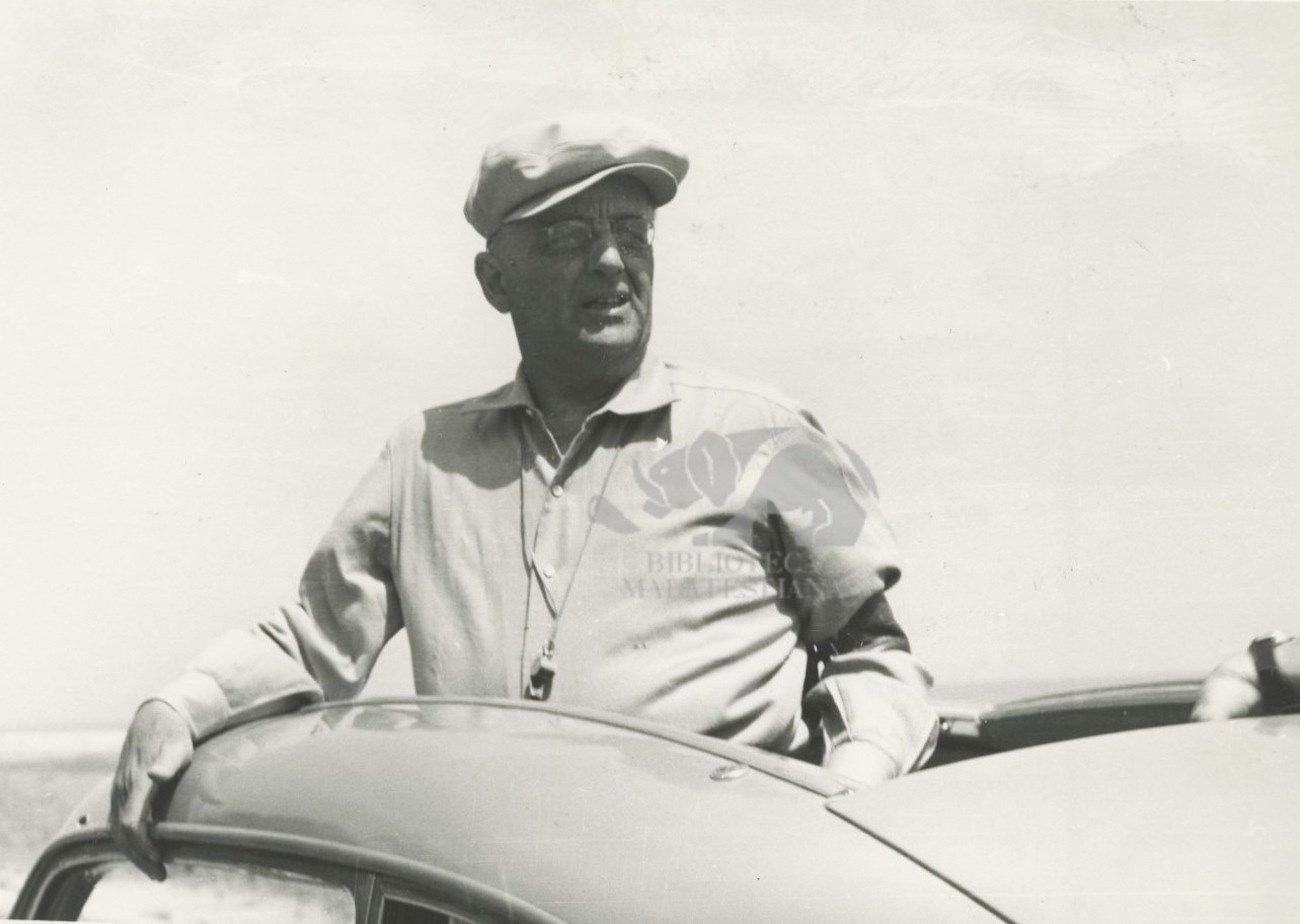 Giuseppe Ambrosini in piedi sull'auto durante una gara 1951-1960 circa. Foto C. Martini