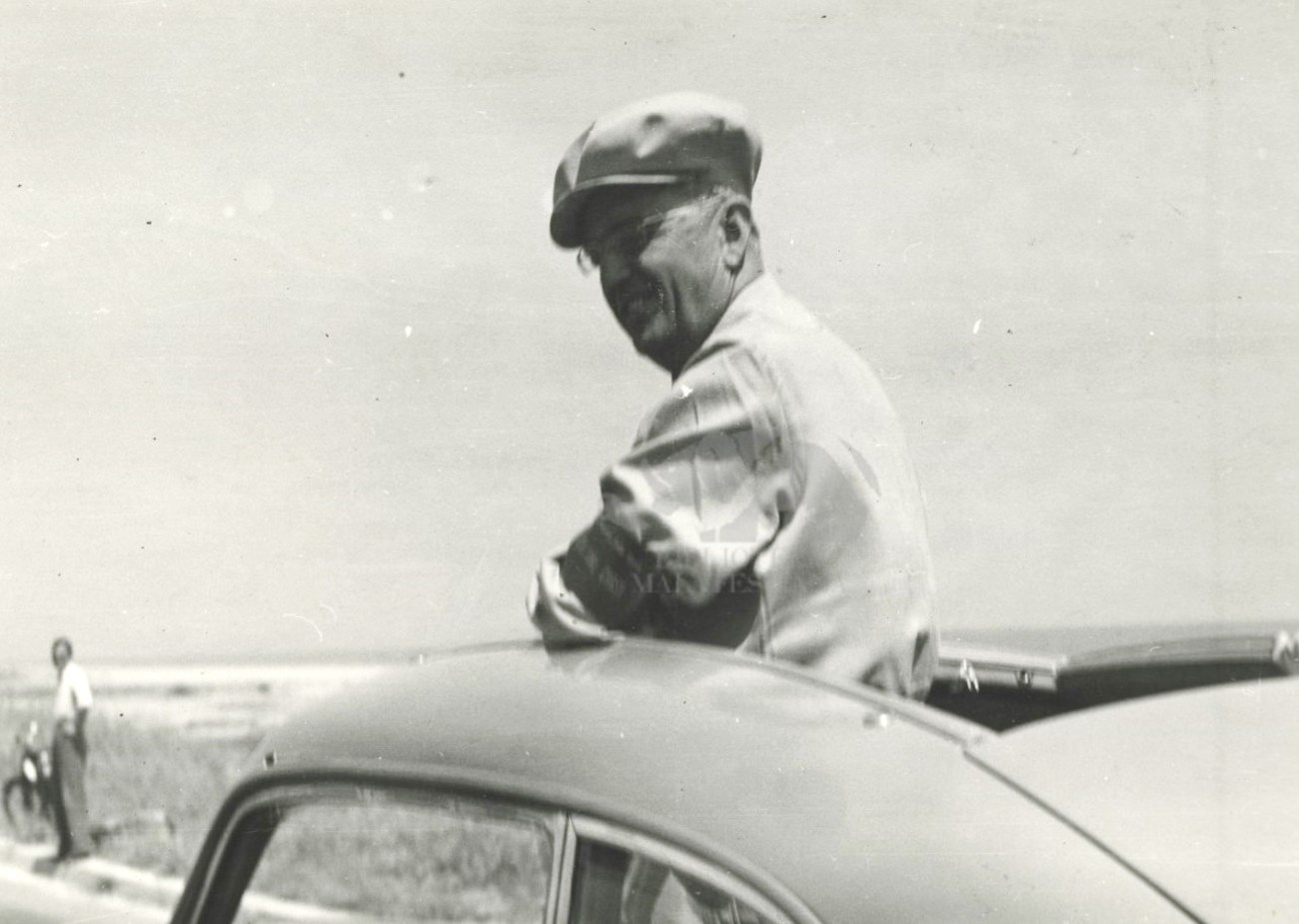 Giuseppe Ambrosini n piedi sull'auto durante una gara 1951-1960 circa. Foto C. Martini