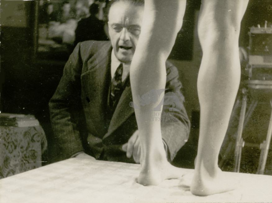 Cesena, corso, 1943. Giuseppe Ambrosini mentre insegna