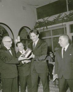 Giuseppe Ambrosini ad un ricevimento presso il Ristorante Casali consegna un omaggio a Giuliano Gemma Cesena 1966