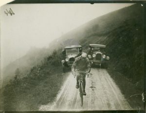 Un ciclista (Ambrosini?) in gara, 1910-1920 circa