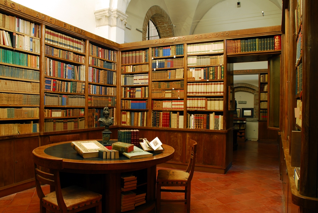 Una delle stanze della biblioteca Comandini