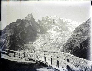 Tortuosa strada di montagna al Passo Rolle, affacciata sul precipizio negli Anni '20. Sullo sfondo il Cimon della Pala