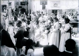 Festa religiosa paesana con bambine e ragazzine in costume tradizionale a Castelrotto negli Anni '20