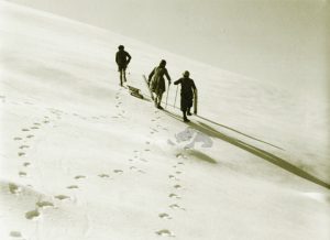 Tre bambini con sci e slittino sul prato innevato di Villa Almerici a Cesena negli Anni '50