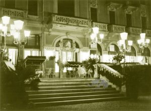 Il Grand Hotel di Rimini di sera illuminato dallo sfavillio dei suoi lampioni. Anni '30
