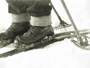 Scarponi sci e racchette degli Anni '50
