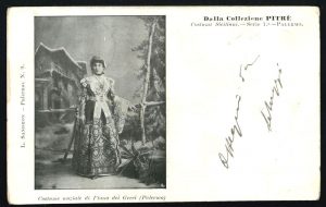 Una ragazza in costume nuziale siciliano, dalla collezione Pitrè. Viaggiata nel 1904