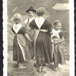 Quattro bambini in abito tradizionale nella Valle di Sarentino