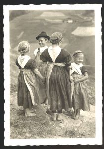 Quattro bambini in abito tradizionale nella Valle di Sarentino