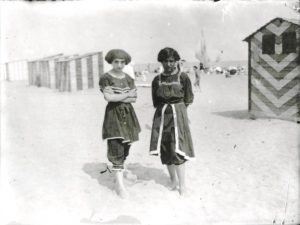 Due giovani ed eleganti bagnanti fra le prime cabine a Cesenatico negli Anni '10