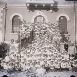 La grande scalinata della colonia marina Francesco Baracca a Cesenatico, invasa dai piccoli ospiti con maglietta e cappellino bianco. Anni '30