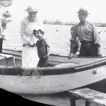 Babbo, mamma e due figlie in partenza per una gita in barca. Tutti in posa, compreso il barcaiolo. Anni '20