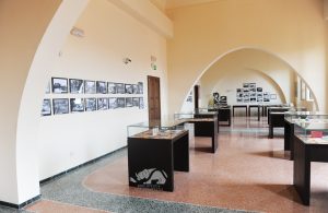 L'esposizione di cartoline, tra gli archi della sala S. Giorgio