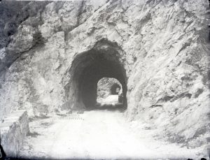 Due gallerie per una strada di montagna molto avventurosa, Anni '10 circa