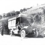 In posa autisti e passeggeri intorno alla autocorriera della Società automobilistica "Valle del Savio" nel 1909, anno in cui ha iniziato la sua attività