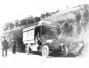 In posa autisti e passeggeri intorno alla autocorriera della Società automobilistica "Valle del Savio" nel 1909, anno in cui ha iniziato la sua attività