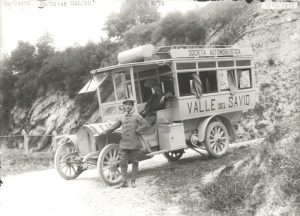 I due autisti in posa sulla prima autocorriera della Società Automobilistica "Valle del Savio" che iniziò la sua attività nel 1909
