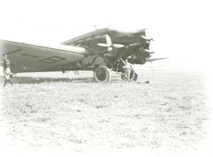 In posa davanti all'aereo Junkers G. 24 della Transadriatica, una delle prime compagnie aeree italiane per il trasporto di passeggeri. Siamo nel 1925