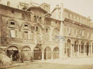 La loggia degli Osii in Piazza dei Mercanti a Milano prima del 1904