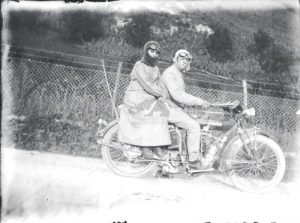 Giovanni Fantini e la moglie Maria a cavallo di una moto Indian ben equipaggiati con occhialoni e copricapo negli Anni '10 circa