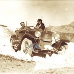 La famosa auto Bianchi Torpedo in mezzo alla neve negli Anni '30, con a bordo due sorridenti signore e un signore al volante