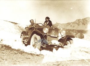La famosa auto Bianchi Torpedo in mezzo alla neve negli Anni '30, con a bordo due sorridenti signore e un signore al volante