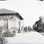Nella piccola stazione di Gatteo Mare una famiglia di vacanzieri degli Anni '20 attende di salire sul trenino a vapore che sta arrrivando