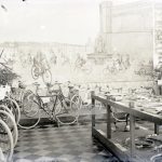 Esposizione di biciclette delle ditte "Lombardini" e "Romagna" all'interno del negozio di Fernando Lombardini a Cesena, in Corte Dandini, negli Anni '30