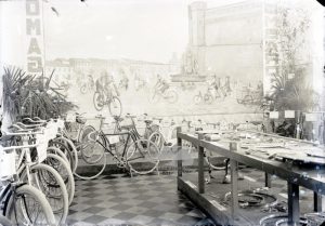 Esposizione di biciclette delle ditte "Lombardini" e "Romagna" all'interno del negozio di Fernando Lombardini a Cesena, in Corte Dandini, negli Anni '30