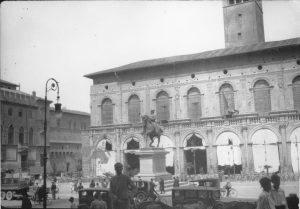 Piazza Maggiore a Bologna con al centro ancora la statua di Vittorio Emanuele 2., 1930 circa
