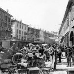Auto e persone affollano Corso Zanardelli di Brescia nel 1909