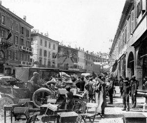 Auto e persone affollano Corso Zanardelli di Brescia nel 1909