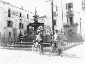 Agostino Lelli Mami con l'amico professore Gustavo Pagani e le loro biciclette a Ortona nel 1898